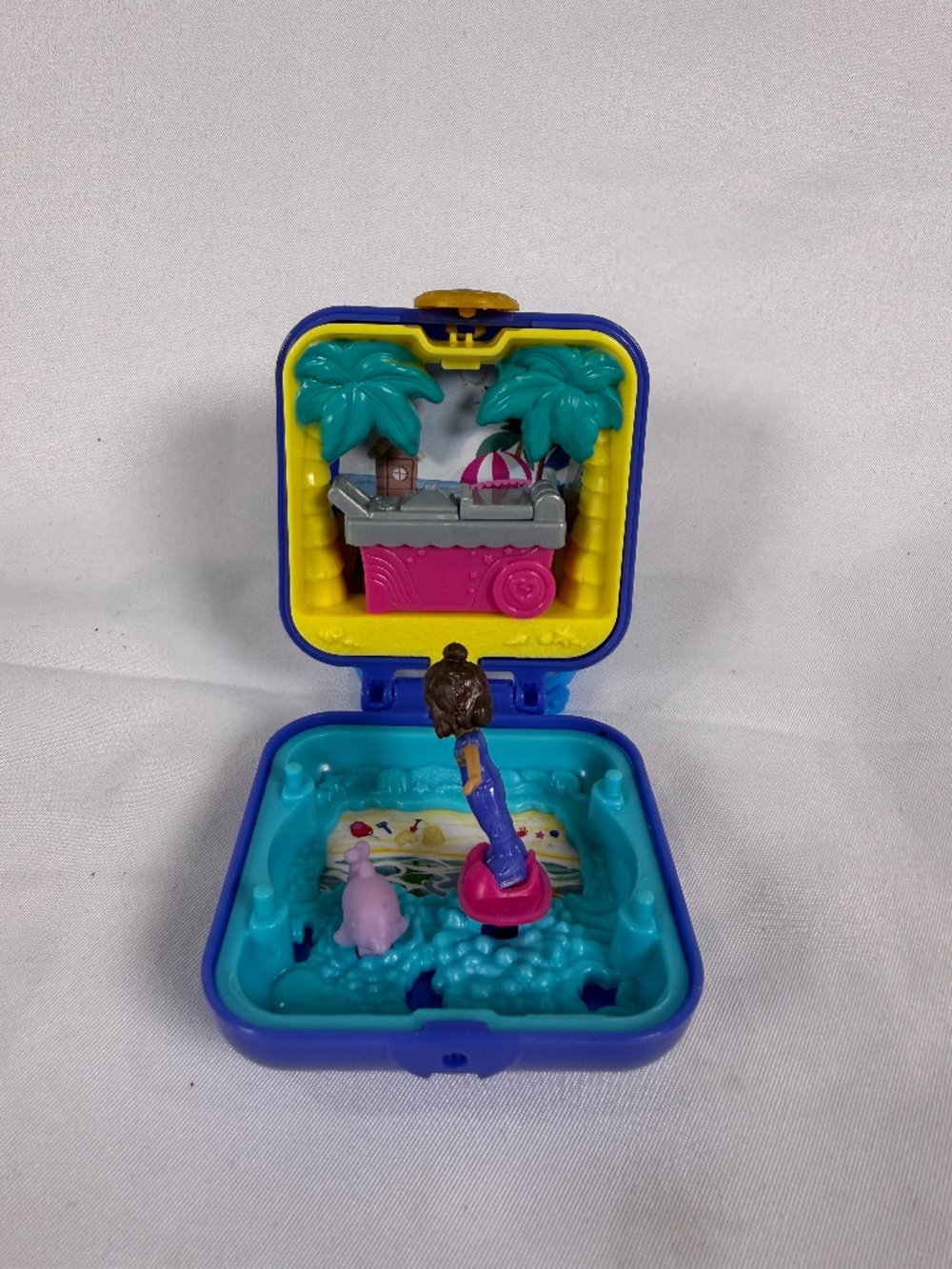 Polly Pocket Shani Tropical Beach Compact GKJ44 Surfboard Dolphin 2020